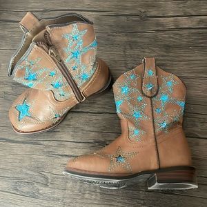 Wonder nation boots with glittery blue star detail. Kids size 8.